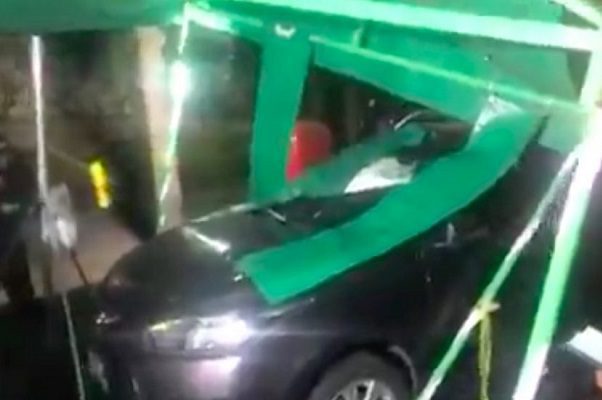 Conductor choca contra carpa del alcoholímetro al intentar evadirla #VIDEO