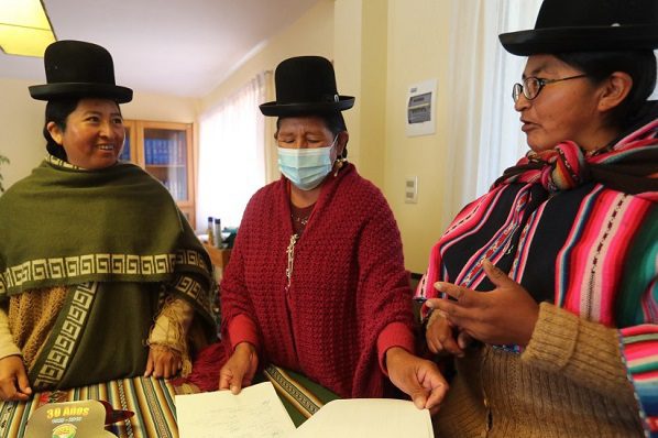 Mujeres indígenas de Bolivia proponen cárcel para infieles