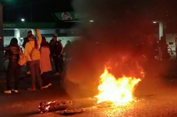 Bloqueos viales e incendios tras retraso de vacunas en Oaxaca #VIDEO