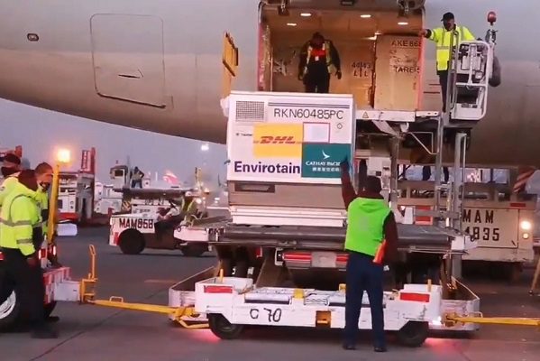 Llegan a México tres millones más de vacunas de Sinovac