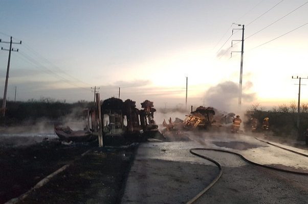 Al menos 12 muertos tras choque de pipa y autobús en NL #VIDEOS