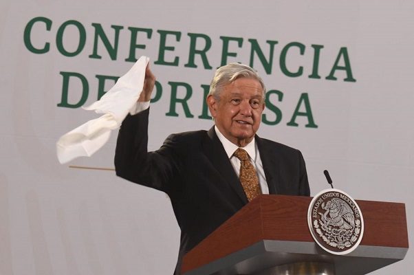 Con pañuelo blanco en mano, AMLO asegura que ya no hay corrupción