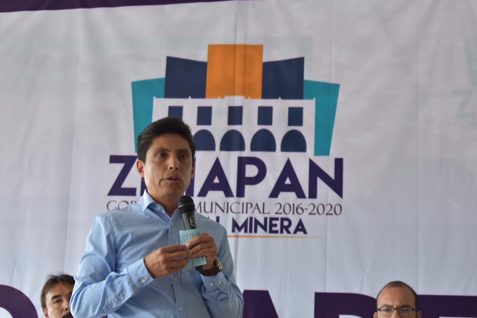 Ex alcalde acusado de discriminación se desmaya para no ser detenido en Hidalgo