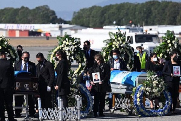 Arriban a Guatemala los cuerpos de los 16 migrantes calcinados en Camargo