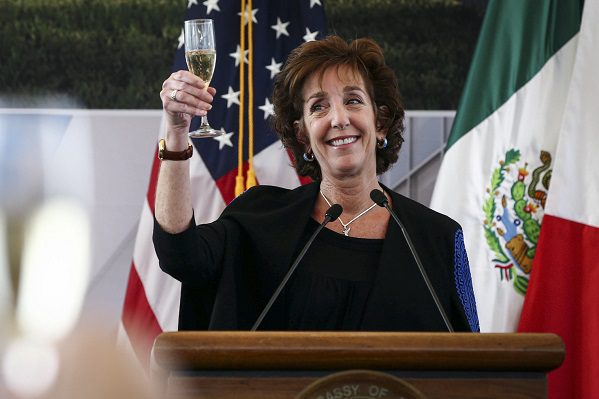 Delegación encabezada por Roberta Jacobson viaja a México