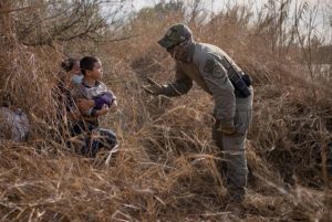 EU dejará de deportar a familiares que recojan a niños en la frontera