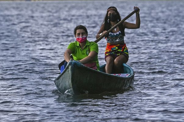 Graciela, la maestra que viaja en canoa para dar clases a niños indígenas