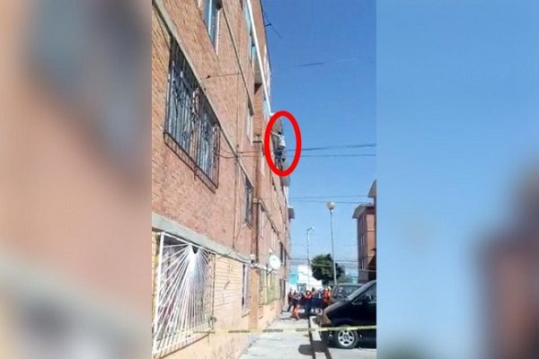 Tras 12 horas amagando suicidarse, hombre se resbala y cae desde edificio #VIDEO