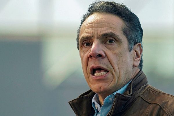 Líderes demócratas exigen la dimisión del gobernador Andrew Cuomo