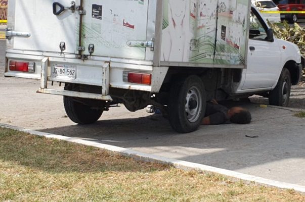 Víctima arrolla a asaltantes en Guadalajara #VIDEOS (IMÁGENES FUERTES)