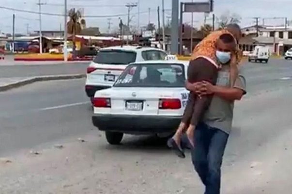 Hombre carga a su madre hasta el módulo de vacunación, en Coahuila