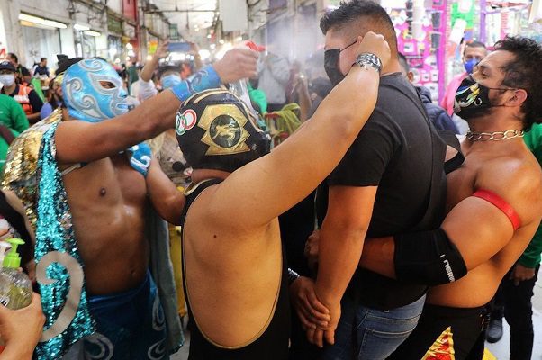 A 2 de 3 caídas, luchadores sometieron al Covid-19 en la Central de Abasto #VIDEOS