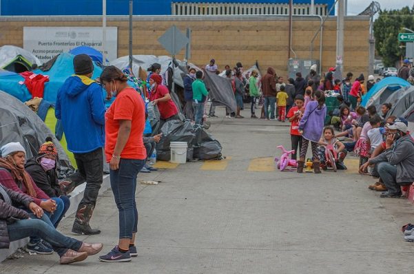 50 niños de campamento migrante en Tijuana enfermaron por el frío