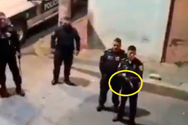 Suspenden a policías tras usar pistola de gotcha para repeler agresión #VIDEO
