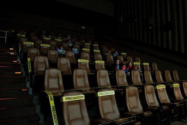 Desde hoy, cines exhibirán películas en su idioma original y con subtítulos