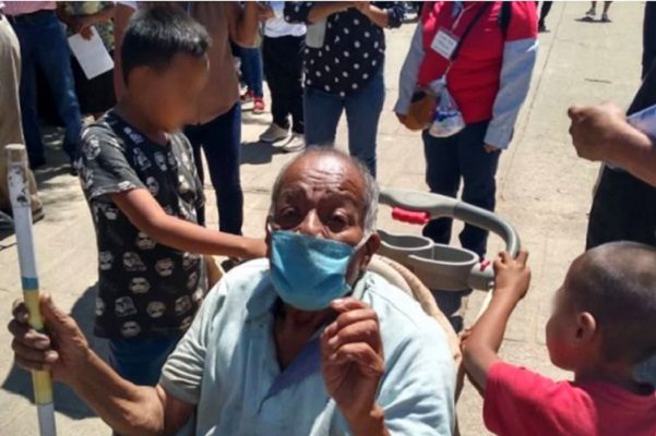 Niños causan ternura tras llevar a vacunar a su abuelo en una carreola #VIDEO