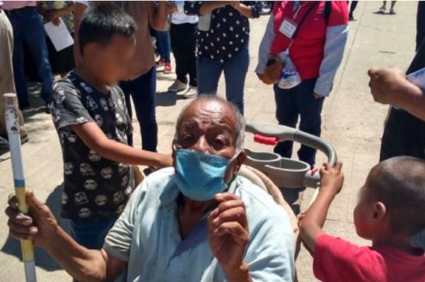 Niños causan ternura tras llevar a vacunar a su abuelo en una carreola #VIDEO