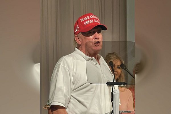 Trump sorprende al acudir a evento de beneficencia canina