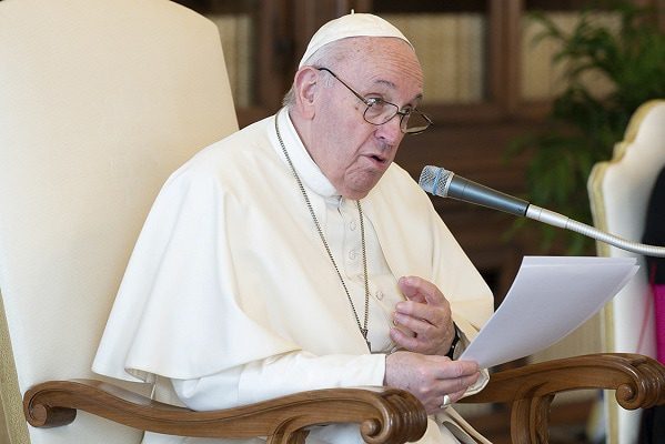 El Papa Francisco recorta sueldos a cardenales y sacerdotes