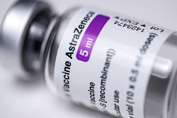 Tras Italia y Alemania, Francia suspende vacuna de AstraZeneca