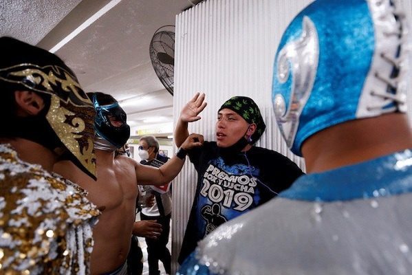 Luchadores se subieron al Metro para “castigar” a quien no usara cubrebocas