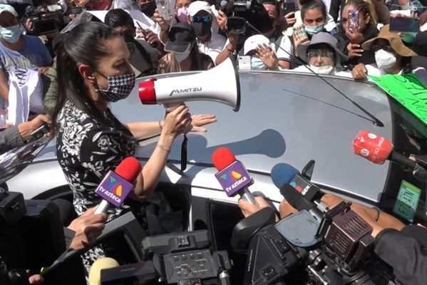 Manifestantes detienen evento de Sheinbaum; exigen liberar a motociclistas detenidos #VIDEOS