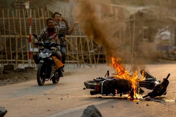 Autoridades de Birmania liberan a 600 detenidos durante protestas
