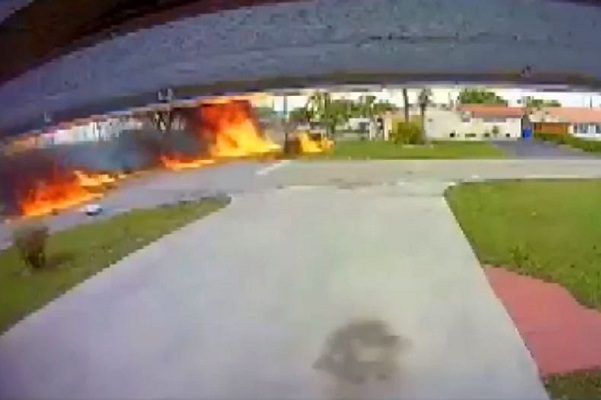 Avioneta se desploma contra auto en Florida, mueren tres personas #VIDEO