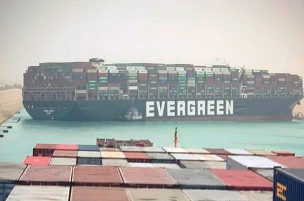 Por bloqueo de barco, el Canal de Suez suspende temporalmente la navegación