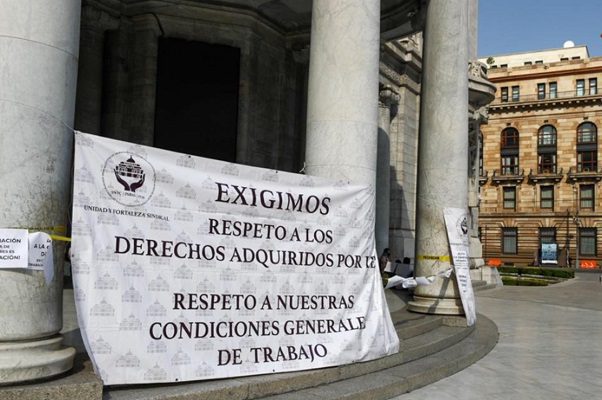 Trabajadores bloquearon el acceso a Bellas Artes el día de su reapertura