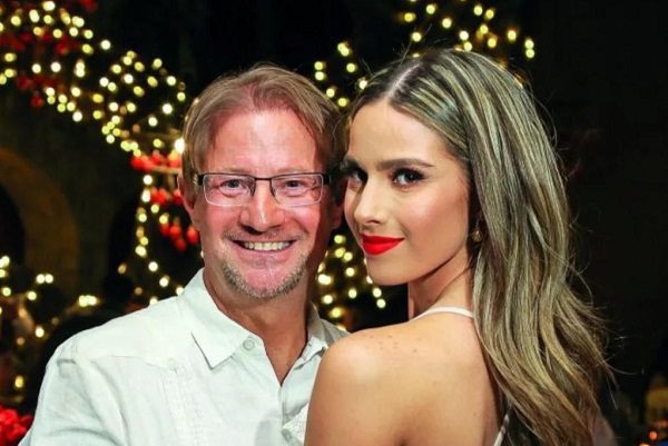 Esposa de Andrés Romer pide que denuncias "se resuelvan en estricto apego a derecho"