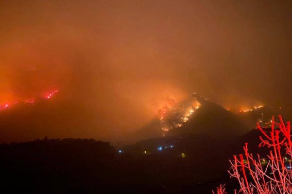Más de mil personas han sido evacuadas por incendio en la Sierra de Santiago