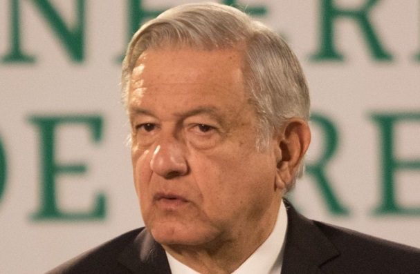 AMLO amaga con quitar concesiones a dos mineras canadienses