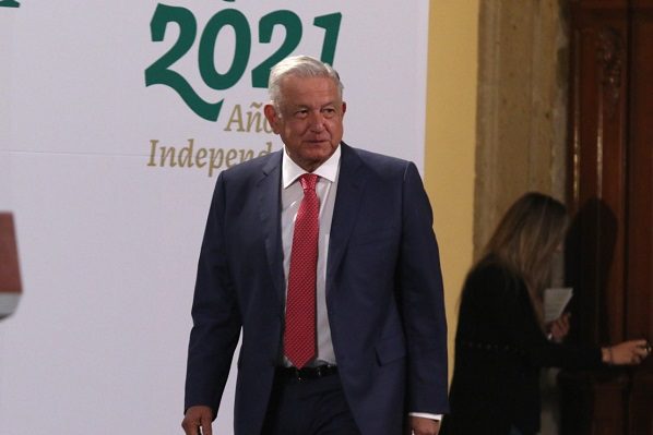 AMLO llama al INE “supremo poder conservador”, tras retiro de Salgado Macedonio