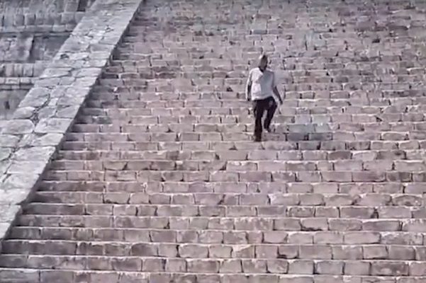 Otro turista sube a pirámide de Chichén Itzá #VIDEOS
