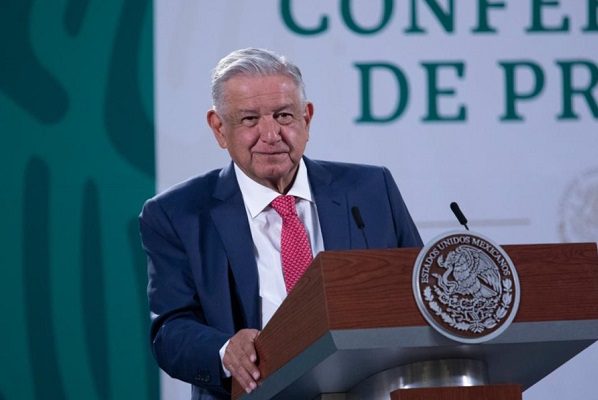 AMLO amaga con exhibir sueldos de jueces, tras freno a reforma eléctrica