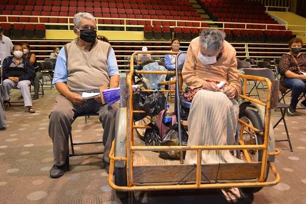 Don Seferino adaptó un triciclo para llevar a su esposa con Parkinson a vacunarse