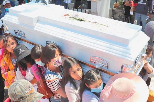 Así cargaron el ataud de su amiga Wendy Yoselin, encontrada sin vida en Edomex