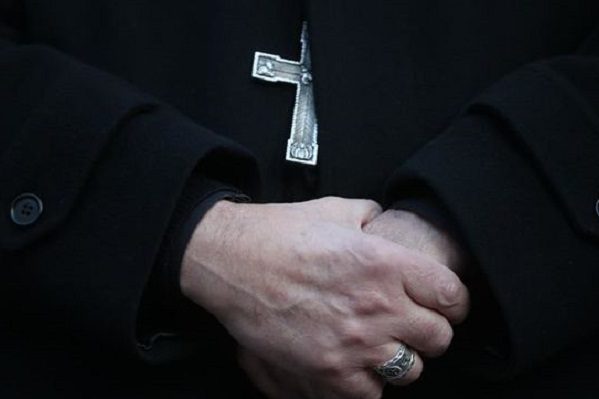 Iglesia de Francia crea fondo para ayudar a víctimas de pederastia