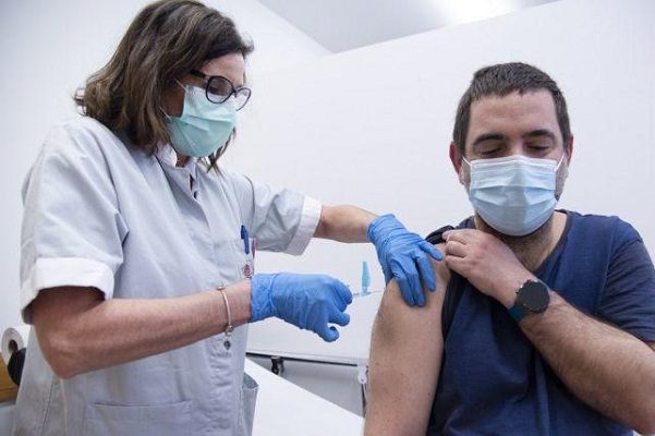 Proponen 22 años de prisión a quien ofrezca vacunas antiCovid falsas