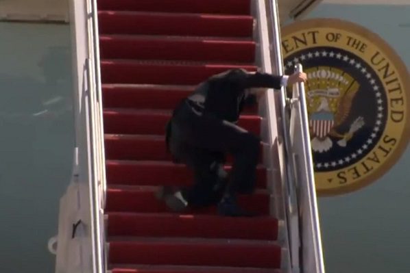 Se viraliza tropezón triple de Biden al subir al Air Force 1 #VIDEO