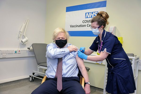 Boris Johnson recibe la vacuna de AstraZeneca