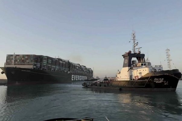 Logran reflotar buque atascado en Canal de Suez; se reanudará circulación
