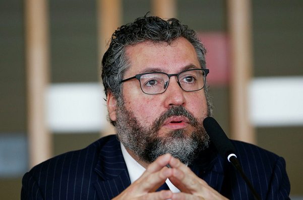 Renuncia el canciller brasileño, acusado de obstaculizar acceso a vacunas