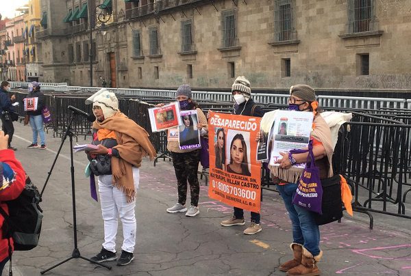 Se manifiestan frente a Palacio Nacional por víctimas de feminicidio