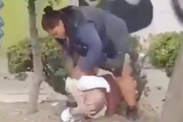 Captan a mujer golpeando a adulto mayor cerca del Mercado Jamaica #VIDEO