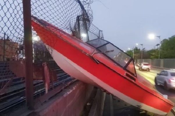 Lancha incrustada en muro de contención del Metro provoca afectación vial