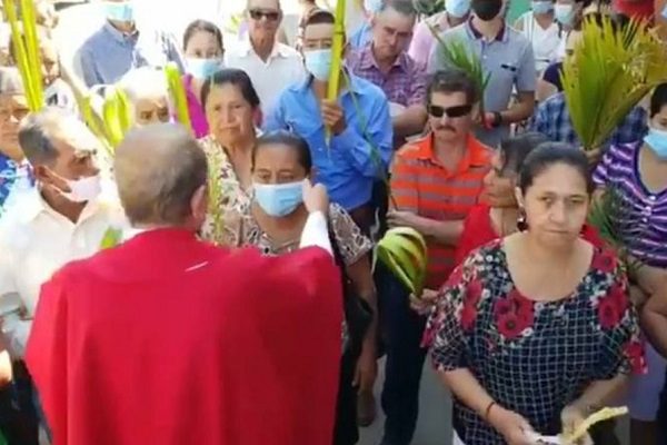 Sacerdote arranca cubrebocas a fieles porque son una "babosada" #VIDEO