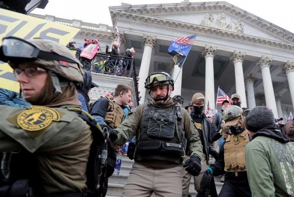 Dos policías del Capitolio demandan a Trump por daños y perjuicios