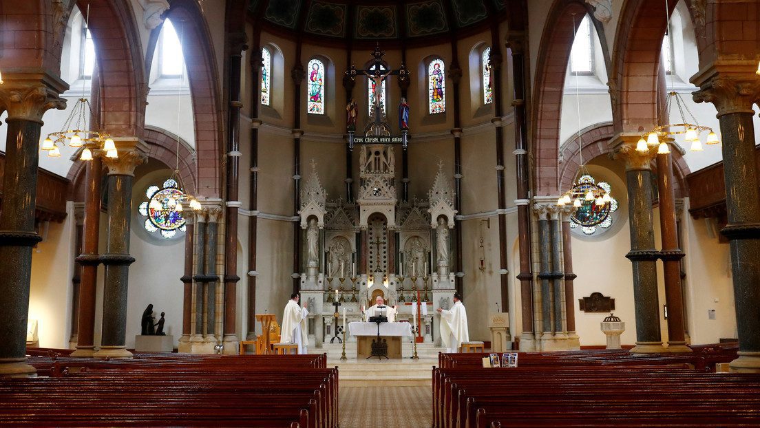 ¡Misa al ritmo de rap! sacerdote se equivoca de canción en transmisión en vivo #VIDEO